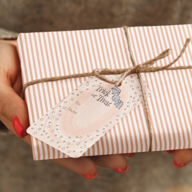 Orange Trick oder Treten von Baby Halloween Geschenkanhänger (Cute Trick or Treat Flying Baby Bats Among Stars and Moons on Swirly Pastel Orange Background.)