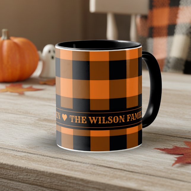 Orange und Black Buffalo Karo Custom Halloween Tasse (Orange and Black Buffalo Plaid Custom Mug with Heart Accents - Just add your name or family name.)