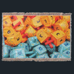 Orange und Blue Dreidels Decke<br><div class="desc">Foto von farbenfrohen orangen und blauen dreiköpfigen. Bild von Adiel lo, wikicommons.</div>