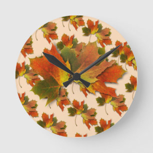Orange und gelbe Herbstblätter Runde Wanduhr
