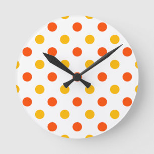 Orange und gelbe Punkte auf Weiß  Runde Wanduhr