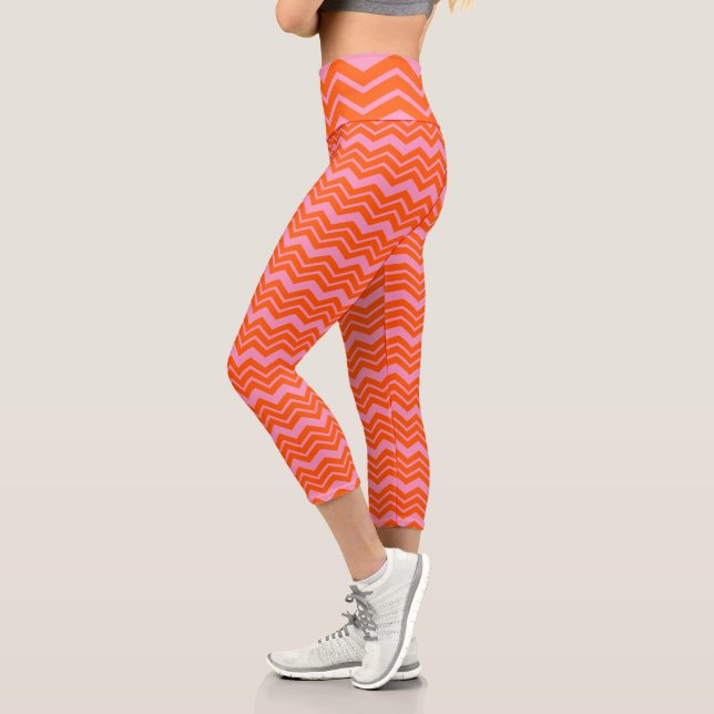 Orange- und rosa Chevron-Musterdesign  Capri Leggings (Links)