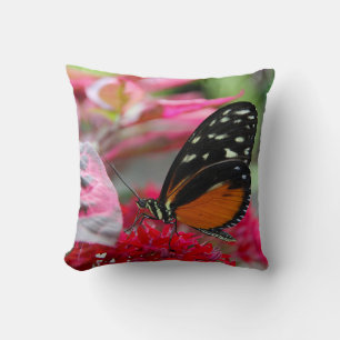 Orange- und schwarzer Schmetterling auf Blumen-Fot Kissen
