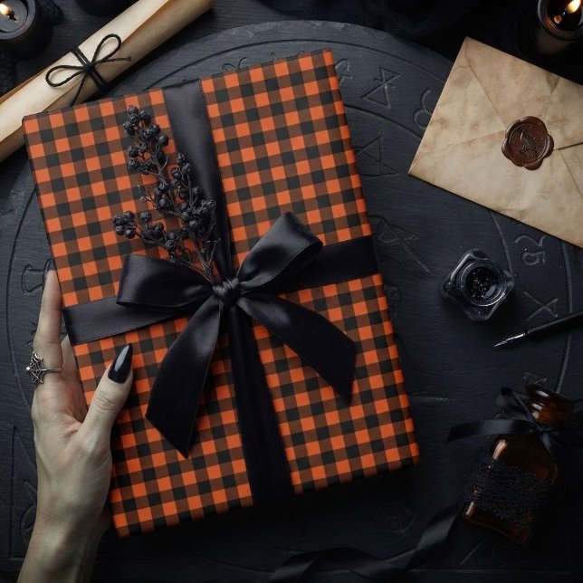 Orange und schwarzes Gingham-Karo-Kontrollmuster Geschenkpapier (Von Creator hochgeladen)