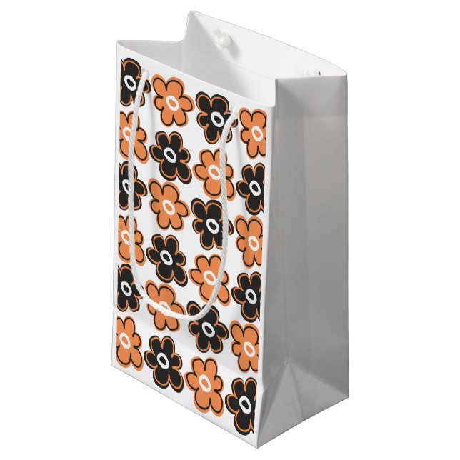 Orange und schwarzes Retro Blumen-Muster Kleine Geschenktüte (Vorderseite Schrägansicht)