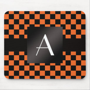 Orange und schwarzes Schachbrett des Monogramms Mousepad