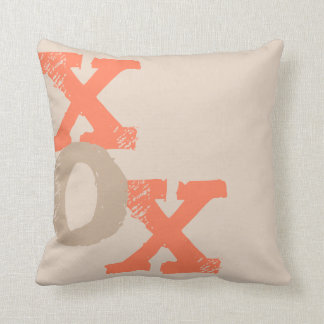 Orange und Tan XOX Kissen