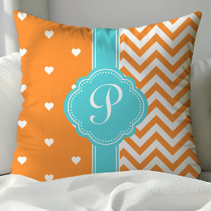 Orange und Türkis Monogramm Herzen und Chevron Kissen