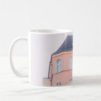 ORANGE UND WEIßES BETONGEBÄUDE KAFFEETASSE