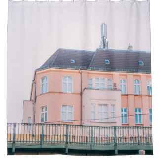 ORANGE- UND WEISSKONKRETES GEBÄUDE DUSCHVORHANG