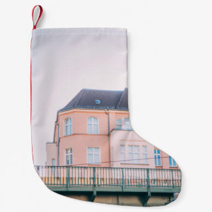 ORANGE- UND WEISSKONKRETES GEBÄUDE KLEINER WEIHNACHTSSTRUMPF