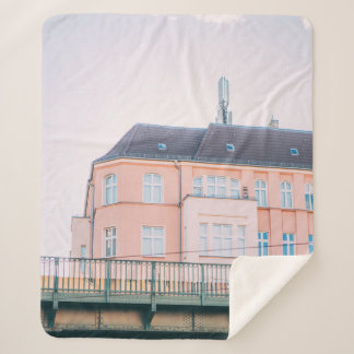 ORANGE- UND WEISSKONKRETES GEBÄUDE SHERPADECKE