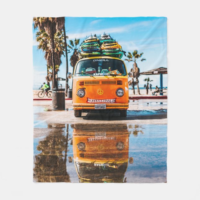 Orange van mit Surfbrett oben Fleecedecke (Vorderseite)