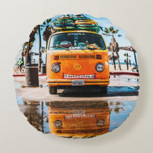 Orange van mit Surfbrett oben Rundes Kissen