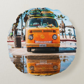 Orange van mit Surfbrett oben Rundes Kissen