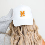 Orange Varsity Monogram Truckerkappe<br><div class="desc">Lassen Sie Ihre sportliche Seite mit einer maßgeschneiderten Baseballkappe mit einem kühnen Monogramm-Brief im Stile eines Kollegiums ausklingen. Personalisieren Sie es mit Ihren Lieblingsfarben, um Ihr Sportteam oder Ihren persönlichen Stil für ein einzigartiges Aussehen, das Sie... Ideal für Spieltage, lässige Ausflüge oder als ein einmaliges Erlebnis für Fans und Sportler....</div>