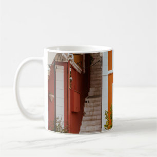 ORANGE WEISS UND GRAUES BETONGEBÄUDE KAFFEETASSE