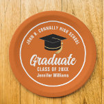 Orange White Graduate Custom 2025 Graduation Party Pappteller<br><div class="desc">Diese moderne,  orange-weiße,  maßgeschneiderte Papiertafel der Graduiertengruppe zeigt klassische Typografie Ihres High School- oder Uni-Namens für die Klasse des Jahres 2025. Passen Sie mit Ihrem geschlossen Jahr unter der schicken handgeschriebenen Drehbuch und schwarzen Graduiertenkappe für ein großartiges personalisiertes Graduiertendekor.</div>
