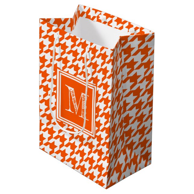 Orange White Hahnentrittmuster | Modernes Monogram Mittlere Geschenktüte (Vorderseite Schrägansicht)