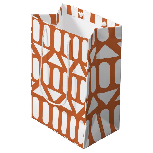 Orange White Modern Geometric Mittlere Geschenktüte (Vorderseite Schrägansicht)