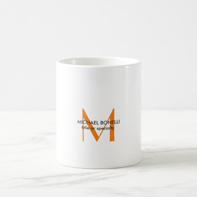 Orange White Monogram Modern Minimalistisch Kaffeetasse (Mittel)