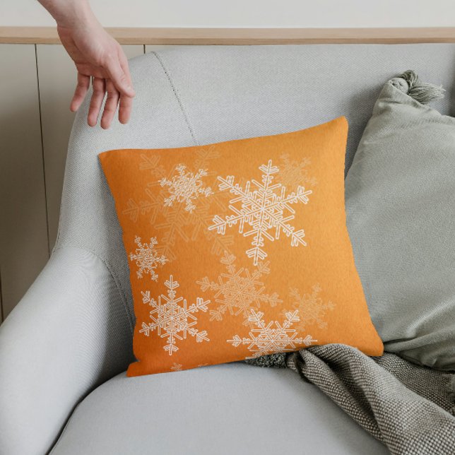Orange White Snowflakes Minimalistisch Weihnachten Kissen (Von Creator hochgeladen)