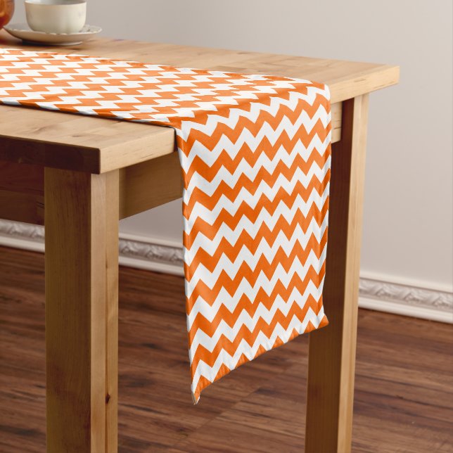Orange & White Zigzag Zickzack Muster Mittelgroßer Tischläufer (Beispiel)