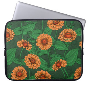 Orange Zinnia Blume, grüne Blätter auf dunkelgrün Laptopschutzhülle