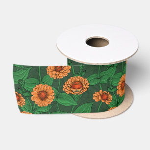 Orange Zinnia Blume, grüne Blätter auf dunkelgrün Satinband
