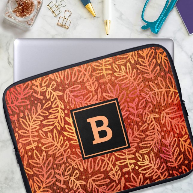 Orangefarbene Blattmuster monogramm, modern fett Laptopschutzhülle (Von Creator hochgeladen)