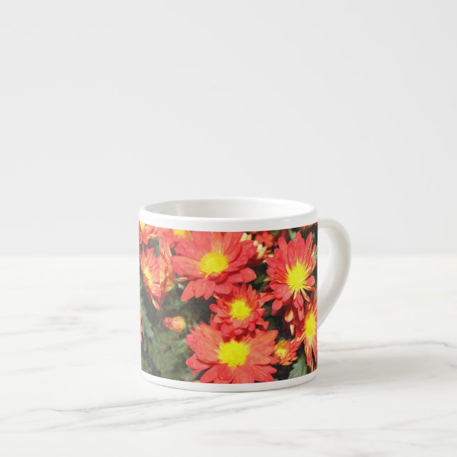 Orangefarbene Blume. Chrysanthemum. Espressotasse (Vorderseite Rechts)