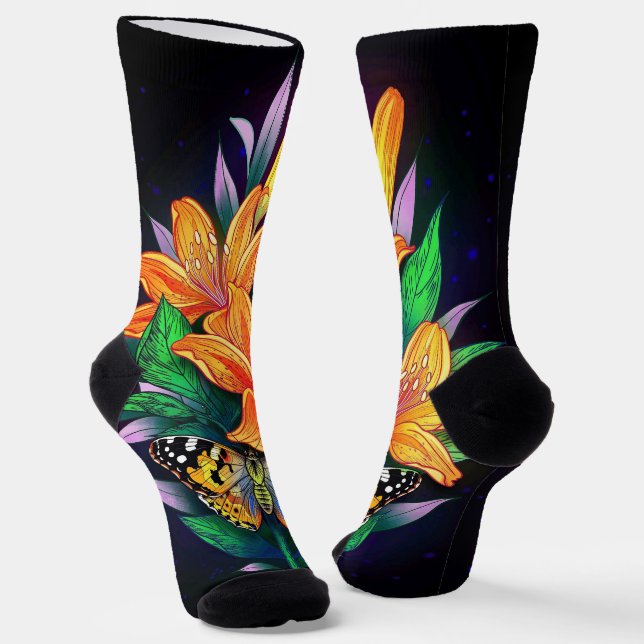 Orangefarbene Blume im schwarzen Sternenhimmel Socken (Gewinkelt)