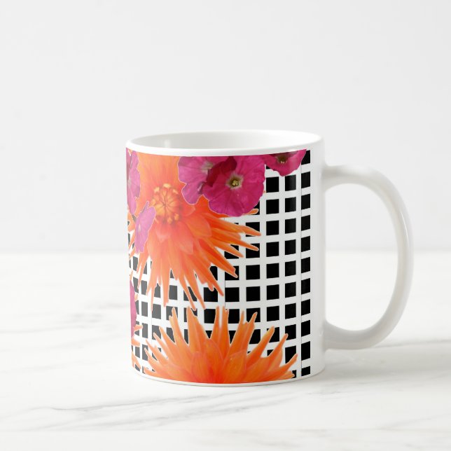 Orangefarbene Blume Schwarz-weiß Karo Kaffee Tasse (Rechts)