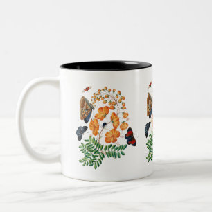 Orangefarbene Blume und Schmetterlinge Zweifarbige Tasse