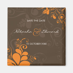 Orangefarbene Deko-Blätter und blumengeschmückte W Magnet