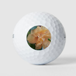 Orangefarbene Hibiskus-Blume auf einer Goldkugel Golfball