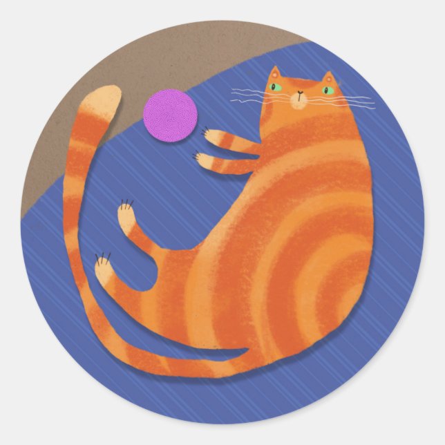 Orangefarbene Katze mit Spielzeug Runder Aufkleber (Vorderseite)