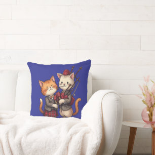 Orangefarbene Katzen spielen Dudelsack und tragen Kissen