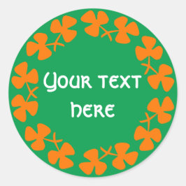 Orangefarbene Kleeblätter an der Grenze zum Hinzuf Runder Aufkleber