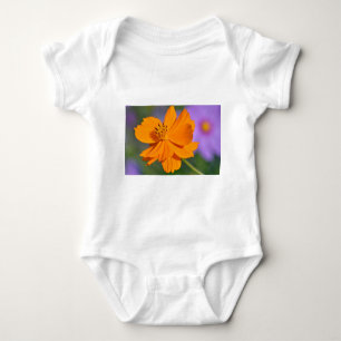 Orangefarbene Kosmos-Blume Baby Strampler