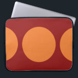 Orangefarbene Kreise Laptopschutzhülle<br><div class="desc">Dieses gewagte geometrische Muster weist einen großen orangen Punkt in der Mitte und zwei orangefarbene halbe Kreise an den Kanten eines roten Hintergrunds auf. Wenn Sie dem Design ein Monogramm oder Bild hinzufügen möchten, klicken Sie auf die Schaltfläche "Anpassen!". Digitales Bild. Copyright © 2011 Claire E. Skinner. Alle Rechte vorbehalten....</div>