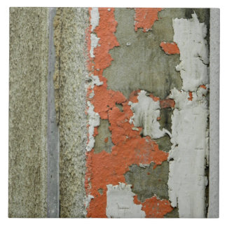 Orangefarbene Kronenfarbe auf der Betonwand Fliese
