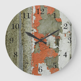 Orangefarbene Kronenfarbe auf der Betonwand Große Wanduhr
