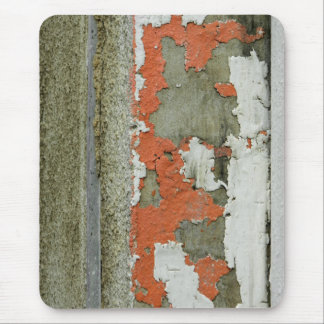 Orangefarbene Kronenfarbe auf der Betonwand Mousepad