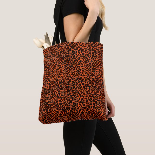 Orangefarbene Leopardendrucktasche (Von Nahem)