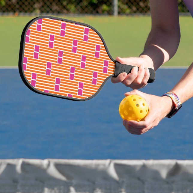 Orangefarbene Linien und rosa Schachteln Pickleball Schläger (InSitu)