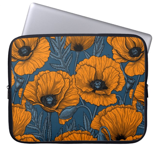 Orangefarbene Mohn in dunkelblau Laptopschutzhülle (Vorderseite)