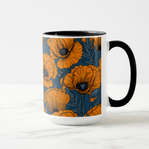 Orangefarbene Mohn in dunkelblau Tasse