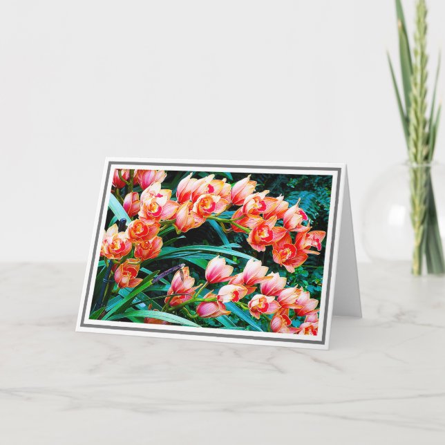 Orangefarbene orchide Blume gegen grüne Folien Karte (Vorderseite)