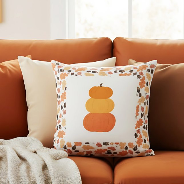 Orangefarbene Pumpkins Bauernhaus Herbstdekor Kissen (Autumn pumpkin pillow with leaf pattern brings charm to a cozy warm-toned sofa.)